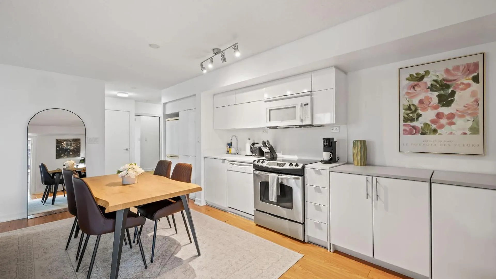 City Gem Near The Rogers Centre & Top Attractions Toronto Apartment